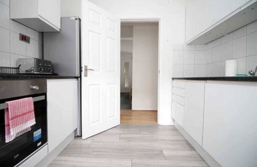Penarth Apartment | Stylish 3 Bed Flat with Parking