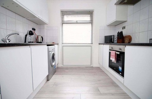 Penarth Apartment | Stylish 3 Bed Flat with Parking