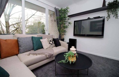 Penarth Apartment | Stylish 3 Bed Flat with Parking