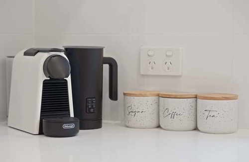 Glenelg South Apartment | Stylish 3-Bed House Close to Attractions