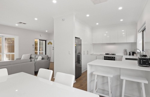 Glenelg South Apartment | Stylish 3-Bed House Close to Attractions