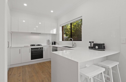 Glenelg South Apartment | Stylish 3-Bed House Close to Attractions