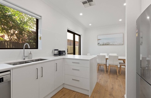 Glenelg South Apartment | Stylish 3-Bed House Close to Attractions