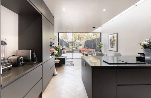 Stratford House | Stylish 3 bed home w/open plan kitchen & pationn