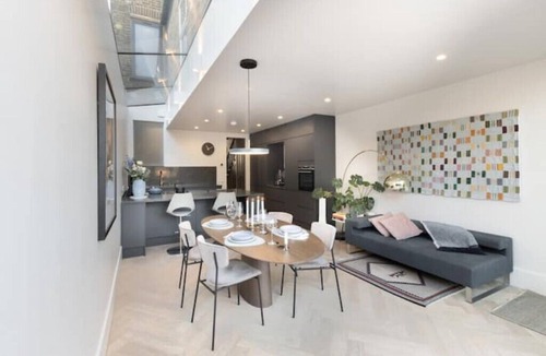 Stratford House | Stylish 3 bed home w/open plan kitchen & pationn