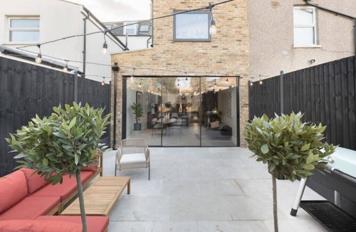 Stratford House | Stylish 3 bed home w/open plan kitchen & pationn