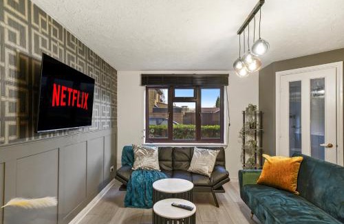 Stone House | Stylish 3 Bed House in Greenhithe