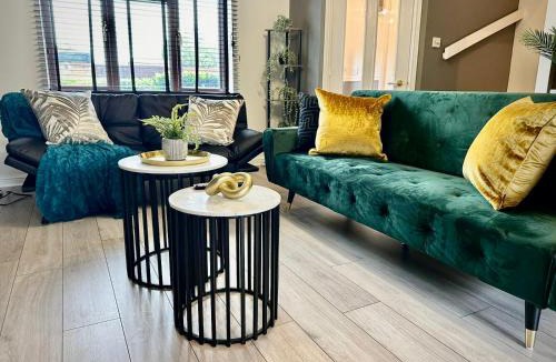 Stone House | Stylish 3 Bed House in Greenhithe