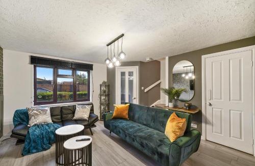 Stone House | Stylish 3 Bed House in Greenhithe