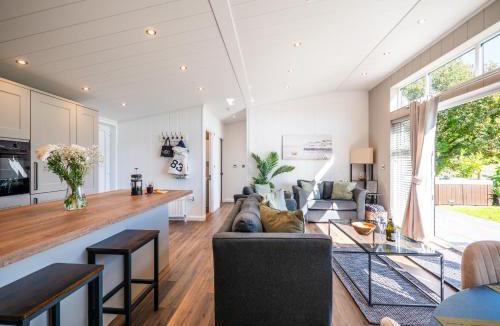 Totnes Cabin | Stylish 3-Bed Lodge with Golf & Spa Access