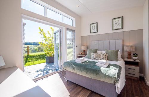 Totnes Cabin | Stylish 3-Bed Lodge with Golf & Spa Access