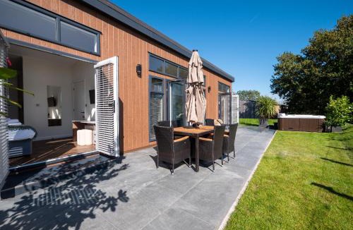 Totnes Cabin | Stylish 3-Bed Lodge with Golf & Spa Access