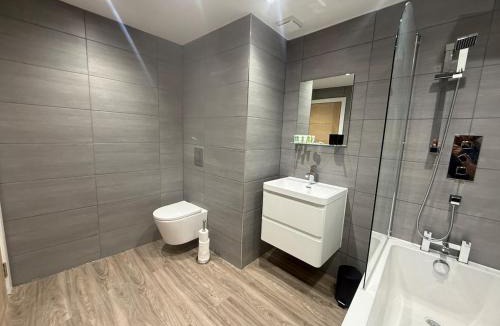 Brentwood Apartment | Stylish 3 bed spacious flat