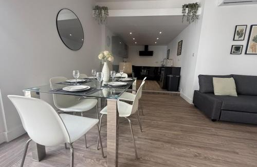 Brentwood Apartment | Stylish 3 bed spacious flat