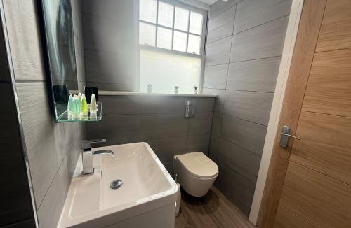 Brentwood Apartment | Stylish 3 bed spacious flat