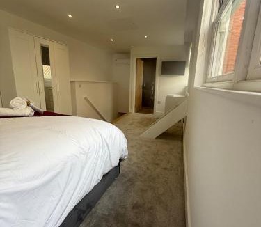 Brentwood Apartment | Stylish 3 bed spacious flat