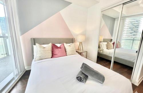 Toronto Entertainment District Apartment | Stylish 3 Bedroom In The Entertainment District