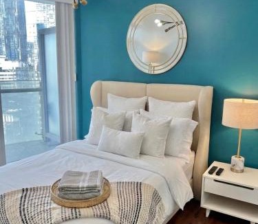 Toronto Entertainment District Apartment | Stylish 3 Bedroom In The Entertainment District