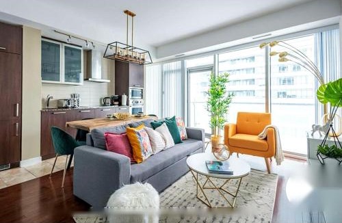Toronto Entertainment District Apartment | Stylish 3 Bedroom In The Entertainment District