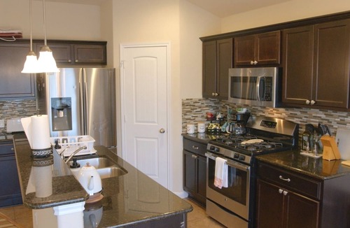 Kyle House | Stylish 3 Bedroom retreat near Downtown and Outlet