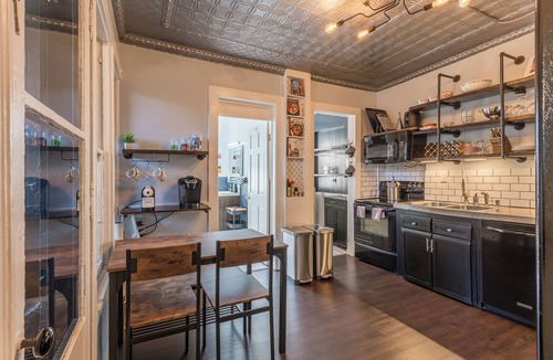 Downtown Rochester Apartment | Stylish 3 Bedroom W/AC ❄️, Mesh WiFi 🛜, Billiards 🎱 table, Games🎯🎮,parking