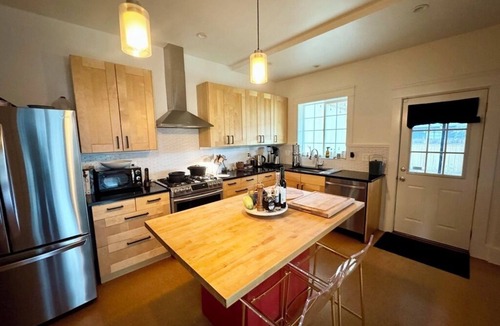 Kenton House | Stylish 3 Bedroom w/Spa + Yard