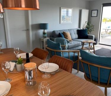 Dollar House | Stylish 3 Bedroom with Balcony and Amazing View