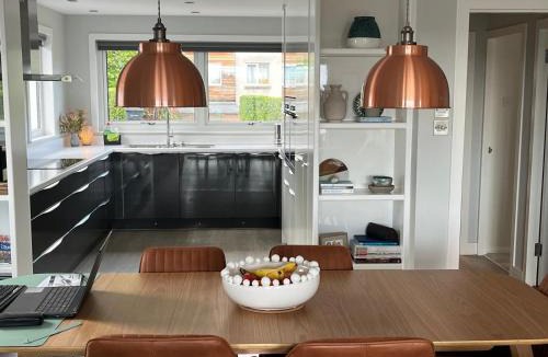 Dollar House | Stylish 3 Bedroom with Balcony and Amazing View