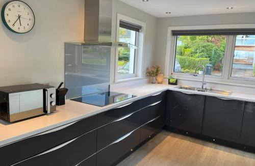 Dollar House | Stylish 3 Bedroom with Balcony and Amazing View