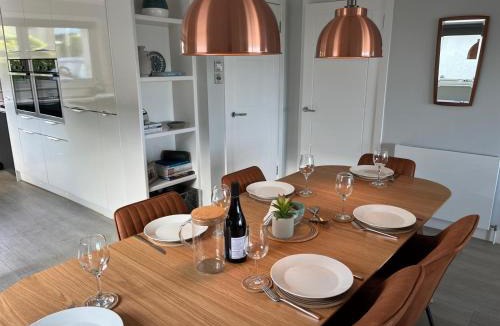 Dollar House | Stylish 3 Bedroom with Balcony and Amazing View