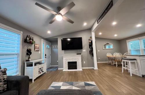 North Patchogue House | Stylish 3 BR Entire Home NearTown & Beach with Pool Table & King Bed