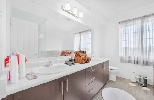 Durham Region House | Stylish 3 BR Townhouse in Oshawa