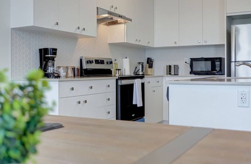 Pickering Apartment | Stylish 3BDR in Pickering`s Heart | Free Parking