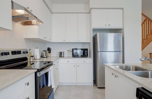 Pickering Apartment | Stylish 3BDR in Pickering`s Heart | Free Parking
