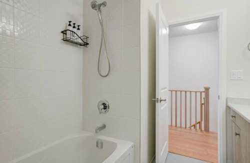 Pickering House | Stylish 3BDR in Pickering Heart Free Parking