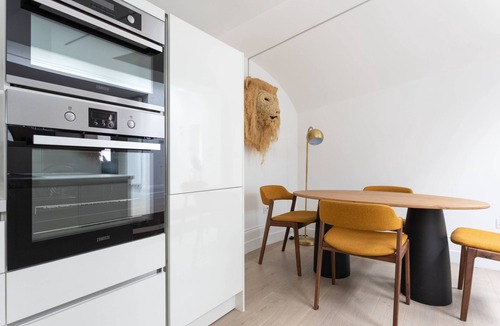 Warwick Apartment | Stylish 3bed 3bath, Central