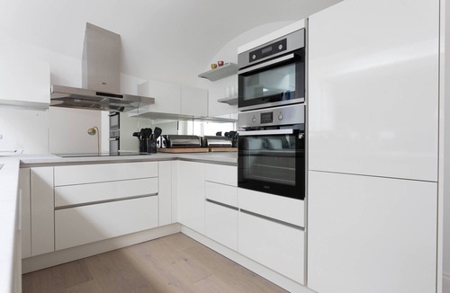 Warwick Apartment | Stylish 3bed 3bath, Central