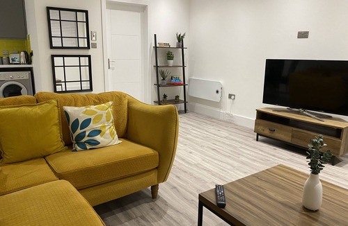 Cwmbrwla Apartment | Stylish 3beds Nystyle Apt - Parking, Self Check-in