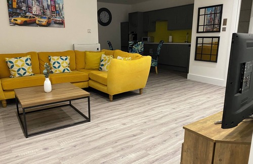 Cwmbrwla Apartment | Stylish 3beds Nystyle Apt - Parking, Self Check-in