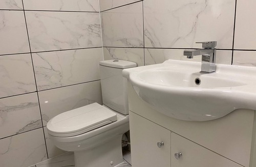 Cwmbrwla Apartment | Stylish 3beds Nystyle Apt - Parking, Self Check-in