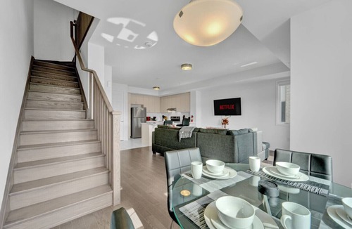 Norval Villa | Stylish 3BR 2.5 Bath Townhouse w/Patio & parking