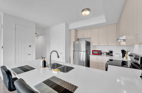 Norval Villa | Stylish 3BR 2.5 Bath Townhouse w/Patio & parking