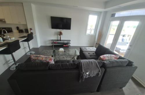 Norval House | Stylish 3BR 2.5 Bath Townhouse with Patio and parking