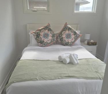Norval House | Stylish 3BR 2.5 Bath Townhouse with Patio and parking