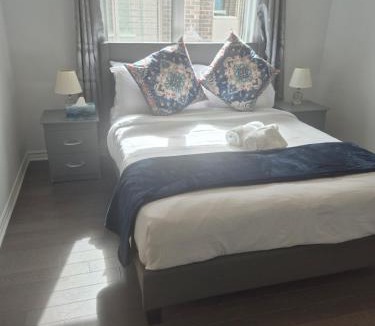 Norval House | Stylish 3BR 2.5 Bath Townhouse with Patio and parking
