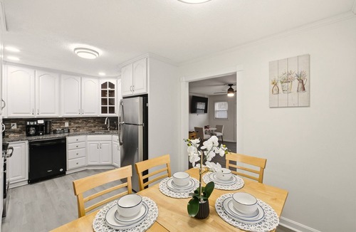 Buechel House | Stylish 3BR, 2BA 8m Away Expo Hub, 12m from Down Town Louisville, 12M from Derby