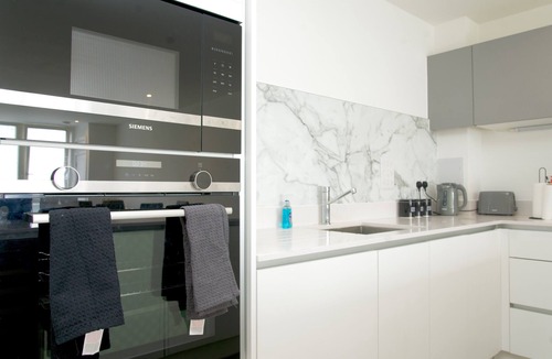 West Hill Apartment | Stylish 3BR | 3 Min to Southfields Station