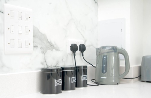 West Hill Apartment | Stylish 3BR | 3 Min to Southfields Station