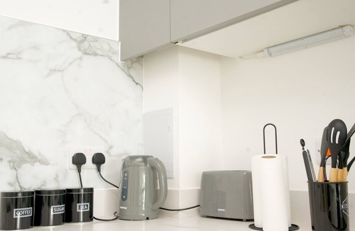 West Hill Apartment | Stylish 3BR | 3 Min to Southfields Station