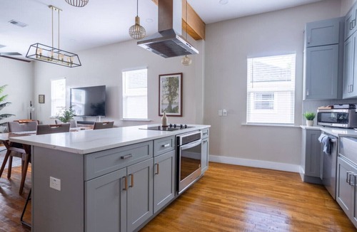 Eastside Promise Neighborhood Apartment | Stylish 3BR Bungalow | Family & Group Ready | 1 Mi to River Walk + Alamo
